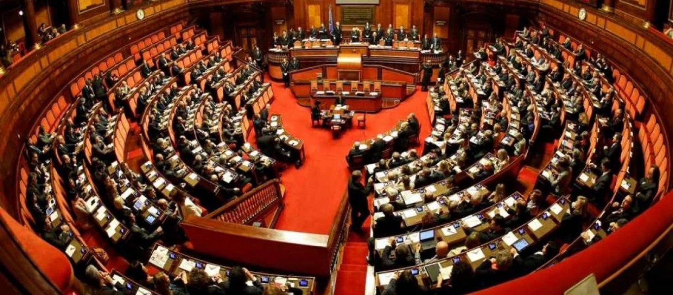 Σκηνές για γέλια και για κλάματα στην Ιταλία: Βουλευτής βγήκε... «σηκωτός» έξω από το κοινοβούλιο (βίντεο)